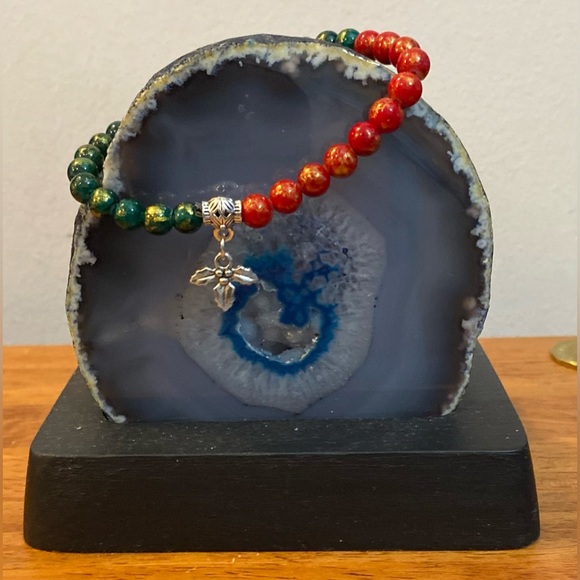 NEW Jade Christmas themed bracelet with Poinsettia charm - Picture 4 of 5